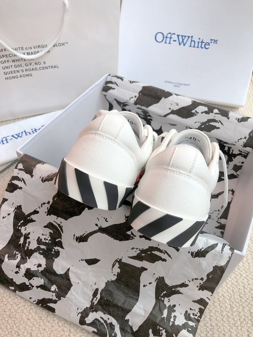 Off-White Arrow Graphic Low-Top Sneakers